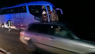 Magistralėje Kaunas &ndash; Klaipėda susidūrė autobusas ir &bdquo;Opel Vectra&ldquo;