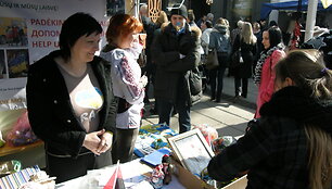 Kaune ukrainietės rinko aukas kariams