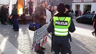 Pareigūnai sulaikė vyrą, turėjusį provokacinį plakatą