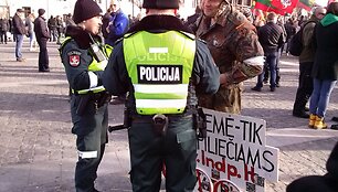 Pareigūnai sulaikė vyrą, turėjusį provokacinį plakatą