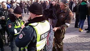 Pareigūnai sulaikė vyrą, turėjusį provokacinį plakatą