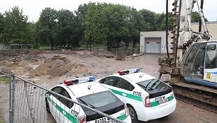 Ant kojų Vilniaus specialiąsias tarnybas sukėlė statybinio vibratoriaus dalis
