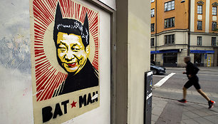 Plakatas Stokholme, kuriame – „Betmenu“ vadinamo Xi Jinpingo karikatūra