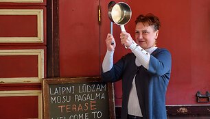 Latviai prie&scaron; ekonomines karantino pasekmes protestuoja žvangindami puodais