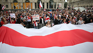 Didžiuliai protestai ir juos stebintys milicininkai Minske