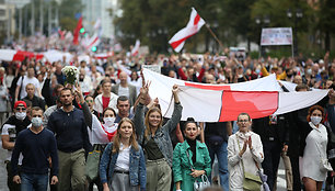 Didžiuliai protestai ir juos stebintys milicininkai Minske