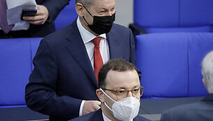Olafas Scholzas (vir&scaron;uje) ir Jensas Spahnas