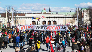 Vienoje prie&scaron; karantiną protestavo tūkstančiai žmonių