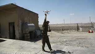Kurdų pe&scaron;mergai mokosi valdyti bepilotį orlaivį netoli IS tvirtovės Rakos