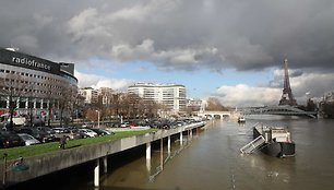 Paryžiuje toliau kyla vanduo Senos upėje