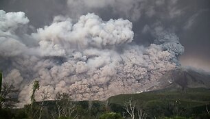 Indonezijos Sinabungo ugnikalnis i&scaron;spjovė į 5 km auk&scaron;tį pakilusį pelenų stulpą
