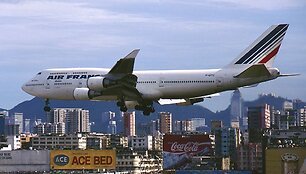 Lėktuvas leidžiasi Kai Tak oro uoste