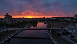 Supratimo apie širdies nepakankamumą dieną Baltasis tiltas Vilniuje nusidažė raudonai