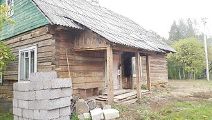 Autenti&scaron;ka sodyba virto tapo prabangia užmiesčio vila: prie&scaron;