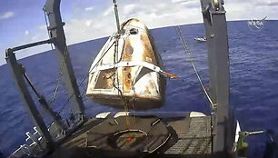 "SpaceX Crew Dragon" kapsulė, kovo 8 dieną i&scaron;griebta i&scaron; vandenyno po sėkmingo nepilotuojamo skrydžio