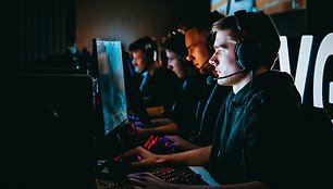 Esportininkai kaunasi CS:GO mūšio lauke