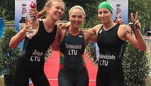 Aurelija Tama&scaron;auskaitė, Lina Batulevičiūtė (de&scaron;inėje) ir Ieva Želvytė (kairėje).