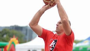 Rolandas Matulis iki šiol aktyviai žaidžia krepšinį.
