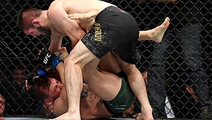 Chabibas Nurmagomedovas UFC svarbiausioje kovoje įveikė Conorą McGregorą.