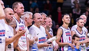 Estų krep&scaron;inio legendos Martino Muurseppo pagerbimo rungtynėse - Saulius &Scaron;tombergas ir kiti buvę bendražygiai.