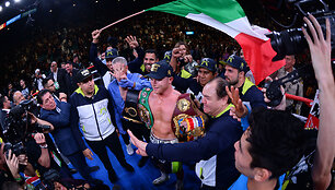 Canelo Alvarezas įveikė rusą Sergejų Kovaliovą kovoje dėl WBO čempiono diržo.