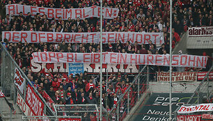 &bdquo;Bayern&ldquo; sirgaliai svečių stadione i&scaron;kėlė Dietmarą Hoppą įžeidžiantį plakatą.