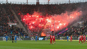 &bdquo;Bayern&ldquo; sirgaliai svečių stadione i&scaron;kėlė Dietmarą Hoppą įžeidžiantį plakatą.