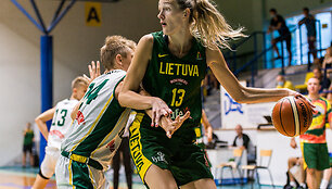 Lietuvos  moterų rinktinė ir Lietuvos jaunimo vaikinų (U16) rungtynių akimirka. Gintarė Petronytė