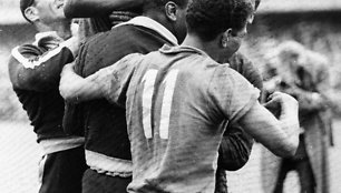 Pele švenčia 1958 m. pasaulio čempionato titulą, po 5:2 prieš Švediją laimėto finalo.