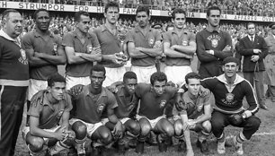 Pele su Brazilijos rinktine 1958 m. pasaulio čempionate prieš pat finalo rungtynes, kurias brazilai laimėjo 5:2 prieš Švediją ir pirmąsyk tapo pasaulio čempionais.