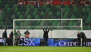 Prieš rungtynes Sankt Galeno stadione Šveicarijoje buvo keičiami vartai.