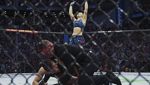 Rose Namajunas įveikė Zhang Weili ir iškovojo pasaulio čempionės diržą.