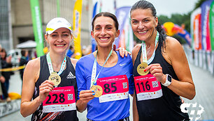 Alytaus bėgimo varžybų akimirka. Loreta Kančytė (viduryje), Vaida Žūsinaitė (kairėje), Diana Labočevskė.