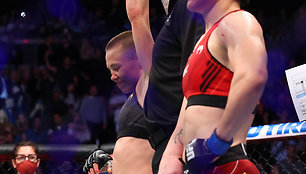 Rose Namajunas apgynė čempionės titulą, nugalėjusi kinę Weili Zhang.