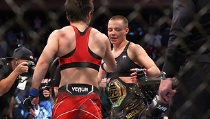 Rose Namajunas apgynė čempionės titulą, nugalėjusi kinę Weili Zhang.