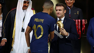 Kylianas Mbappe pasaulio čempionato finale pelnė 3 įvarčius. Po finalo jam Aukso batelį įteikė Prancūzijos prezidentas Emanuelis Macronas.