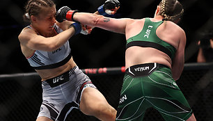 Julija Stoliarenko (kairėje) per UFC kovą Londone įveikė britę Molly McCann.