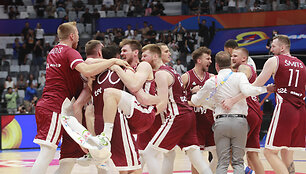 Latvijos rinktinė įveikė Prancūziją ir eliminavo ją i&scaron; kovos dėl auk&scaron;tų vietų pasaulio čempionate.