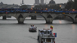 Lietuvos delegacija Senos upėje per olimpinių žaidynių atidarymą.