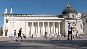 Katedros aikštė tapo vienu dideliu teniso aikštynu