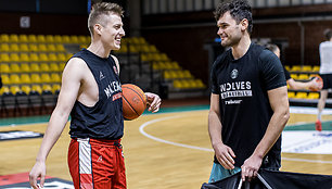 Mažeikių „M Basket Delamode“ ir Vilniaus „Wolves Twinsbet“ rungtynių akimirka. Donatas Sabeckis (kairėje) ir Danielius Baslykas