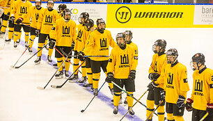Nuotraukoje &ndash; svečiai prie čempionato fotosienelės prie&scaron; Lietuvos ir Prancūzijos rungtynes. Lietuvos ledo ritulio jaunimo (u18) rinktinė.