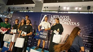 Lietuvos plaukimo rinktinės treneris Paulius Povilionis (kairėje) vertino geriausius varžybų plaukikus.