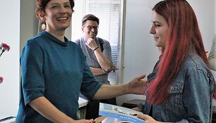Godą Lukaitę sveikina LDS pirmininkė Edita Utarienė.