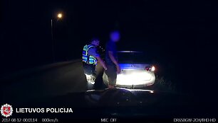 pareigunai-suciupo-nuo-narkotiku-apsvaigusi-devyniolikmeti-vairuotoja