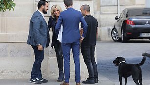 Macrono &scaron;uo filmuojant kameroms nusi&scaron;lapino ant Eliziejaus rūmų židinio