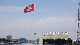 Nuo &scaron;iol prie įvažiavimų į Vilnių plevėsuos Vyčio vėliavos