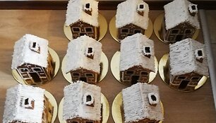 Emilio kepti ir dekoruoti kalėdiniai namukai