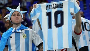 Argentinos sirgalius laiko iškėlęs marškinėlius su mirusios futbolo legendos Diego Maradonos vardu prieš Katare vykstančias Pasaulio futbolo čempionato C grupės rungtynes tarp Lenkijos ir Argentinos (2022 m. lapkričio 30 d., Doha, 974 stadionas)