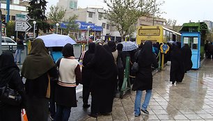 Teheranietės laukia autobuso